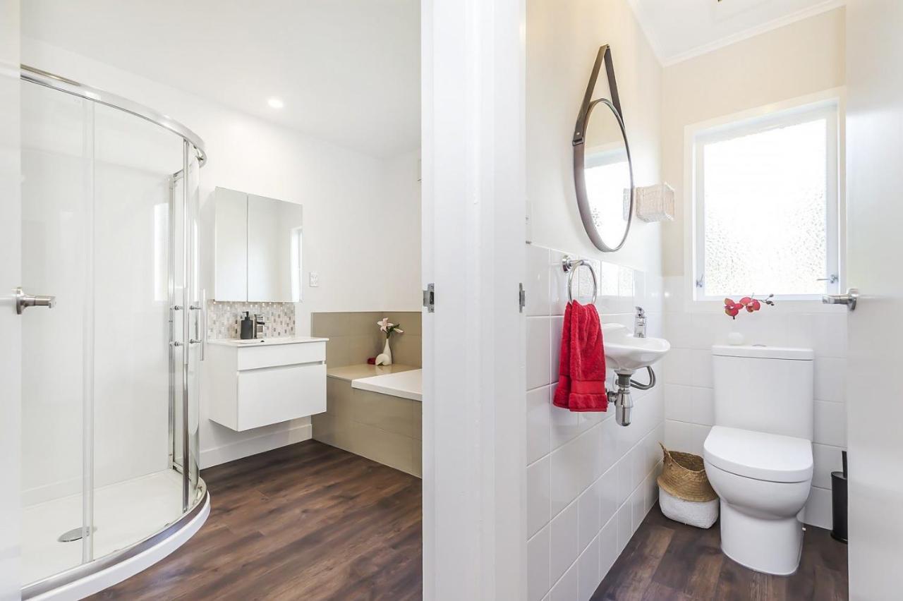 Whitby Sea View Apartment Porirua Luaran gambar